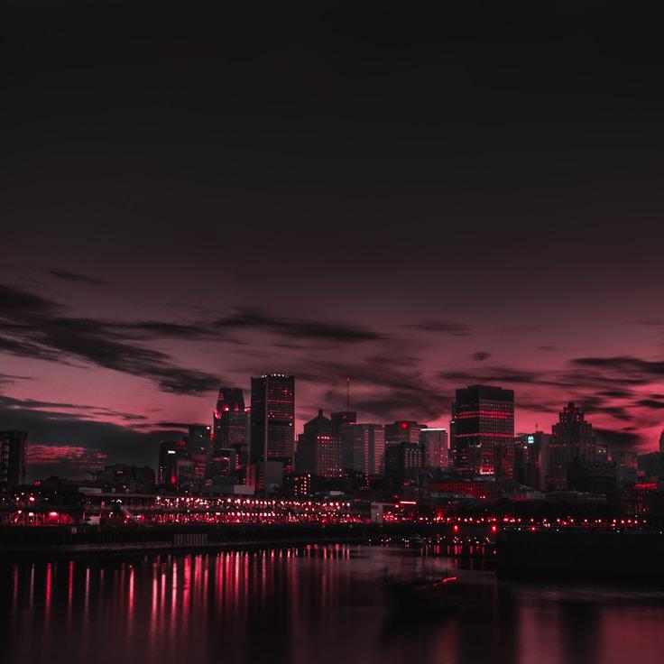 Parents evaluating schools in Germany